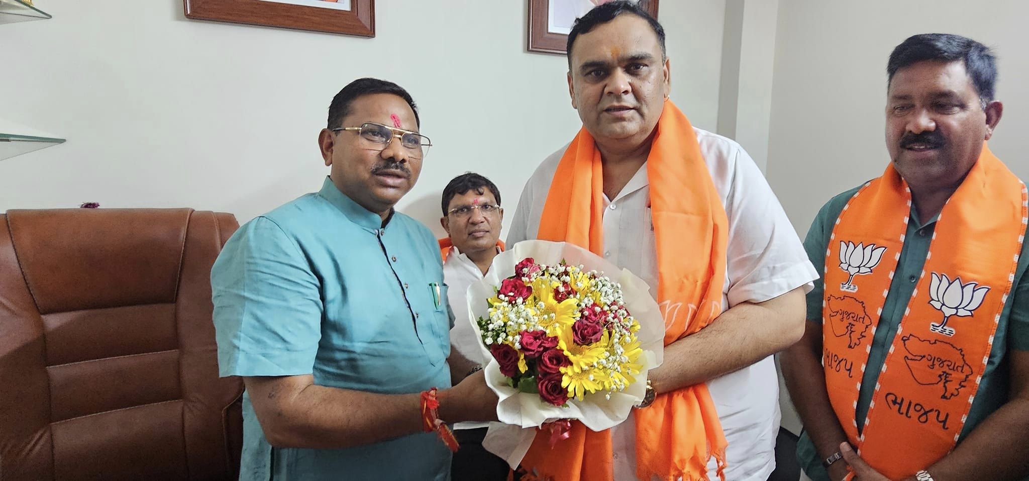 તા.૨૦/૦૬/૨૦૨૪ ના રોજ ૨૩-બારડોલી લોકસભા સાંસદ શ્રી પ્રભુભાઈ વસાવાજીના જનસંપર્ક કાર્યાલયનું આજે બારડોલી-ધુલિયા ચાર રસ્તા પાસે ચામુંડા હોટલ પાસે લોકાર્પણ કરવામાં આવ્યું હતું.